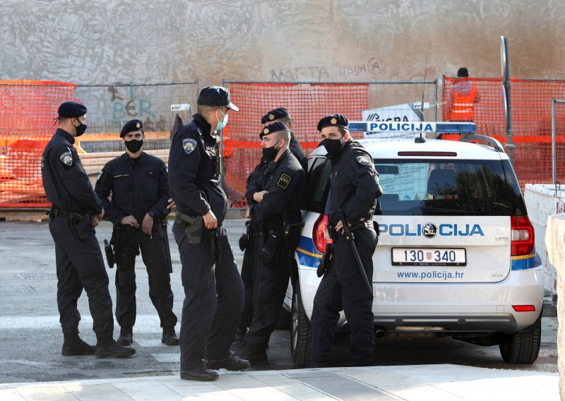 Muškarac u Puli pobjegao iz bolnice; u trgovini ukrao škare, njima napadao prolaznike pa bijes usmjerio prema policiji