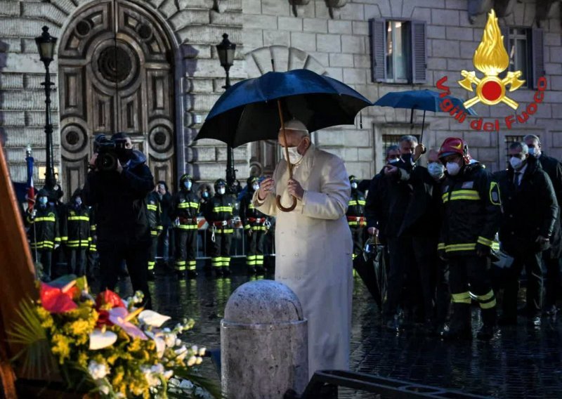 Početak božićne sezone: Papa posjetio Španjolske stube u zoru