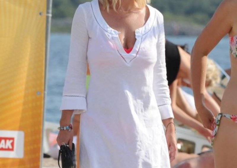 Mila Elegović u ležernoj kombinaciji uživa na plaži