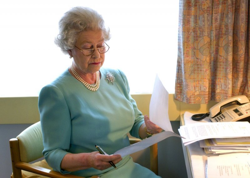 Iz Buckinghamske palače odbili odgovoriti hoće li se cijepiti kraljica Elizabeta: To je njezina privatna stvar!