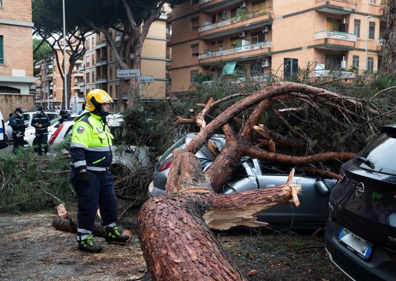 Opasnost od odrona i lavina u Italiji nakon obilnih kiša i snijega
