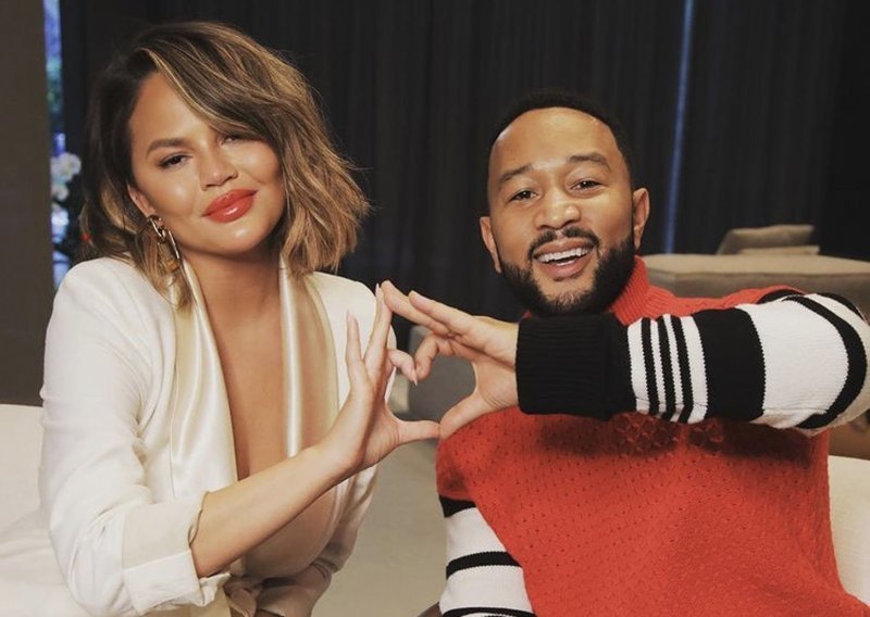 Chrissy Teigen pokazala kako izgleda u donjem rublju, a komentar njezina supruga prikupio je više od 155 tisuća lajkova