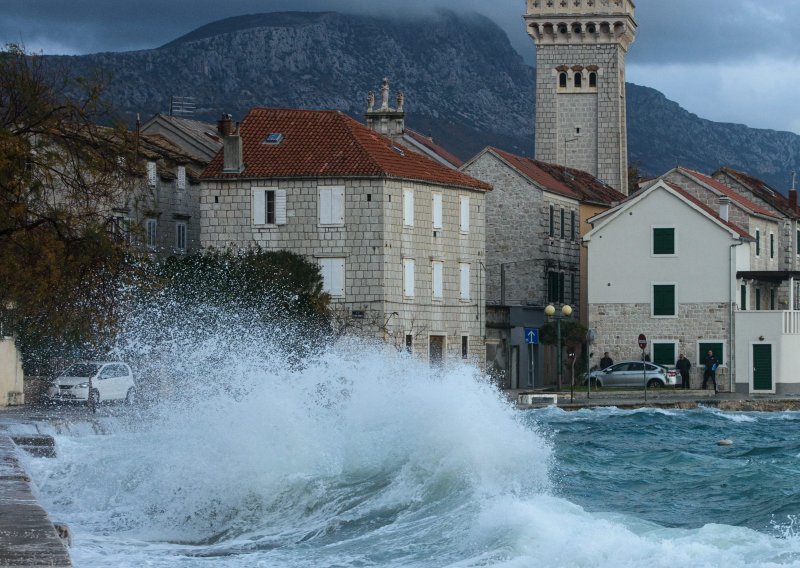 [FOTO/VIDEO] More poplavilo gradove diljem obale, u prekidu sve katamaranske linije iz Splita