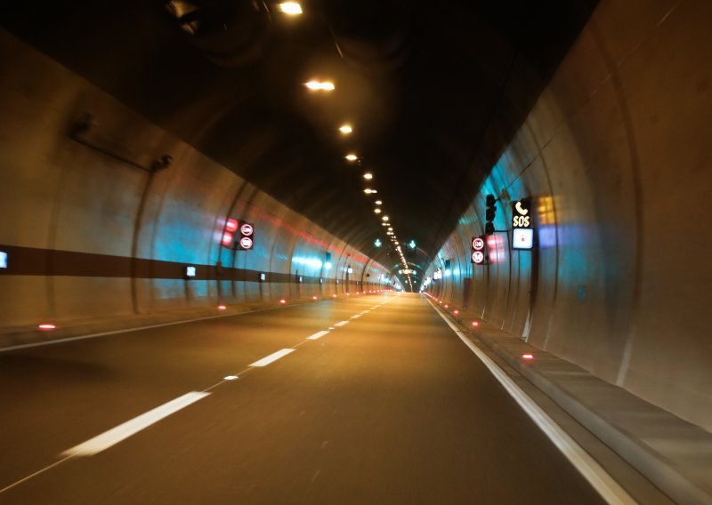 Teška prometna nesreća kod Splita: Pet vozila sudarilo se u tunelu, dvije osobe prebačene u bolnicu