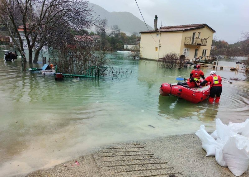 [FOTO] Poplavljeno selo na području Vrgorca, stanovnici odsječeni zbog obilnih kiša