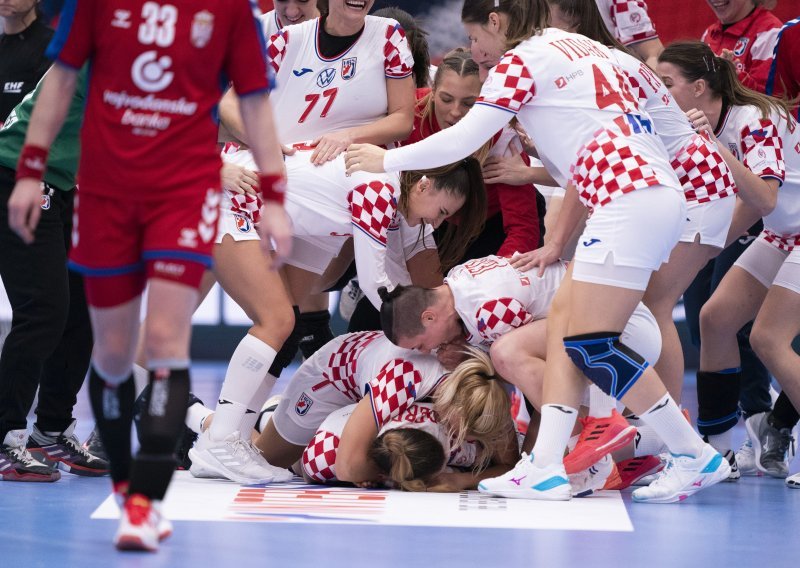 [VIDEO/FOTO] Dok su hrvatske rukometašice u busu imale još jednu feštu, srpske su tugovale jer nakon ovog poraza za njih je prvenstvo ipak - gotovo