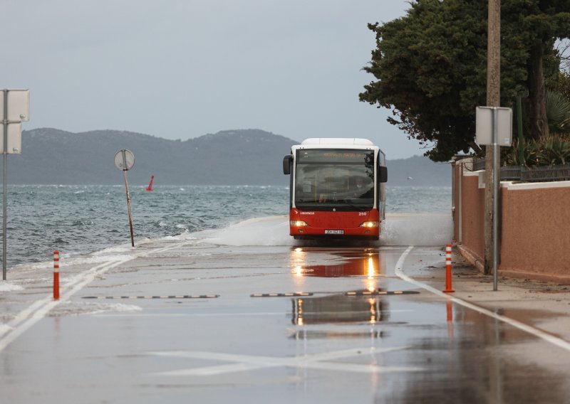 Vrijeme se ne smiruje: Obilne kiše na Jadranu, u unutrašnjosti susnježnica