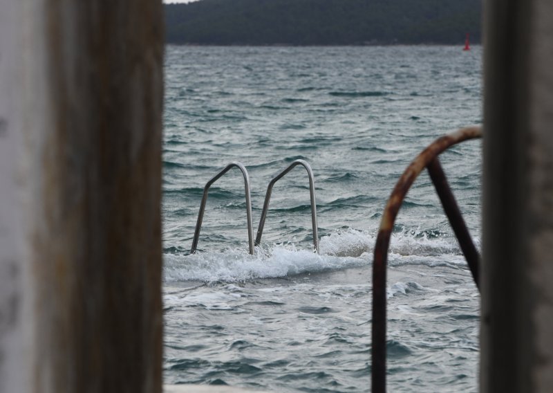 Obilne kiše poplavile rive i prometnice u Istri; zatvoren dio Istarskog ipsilona, ima i odrona