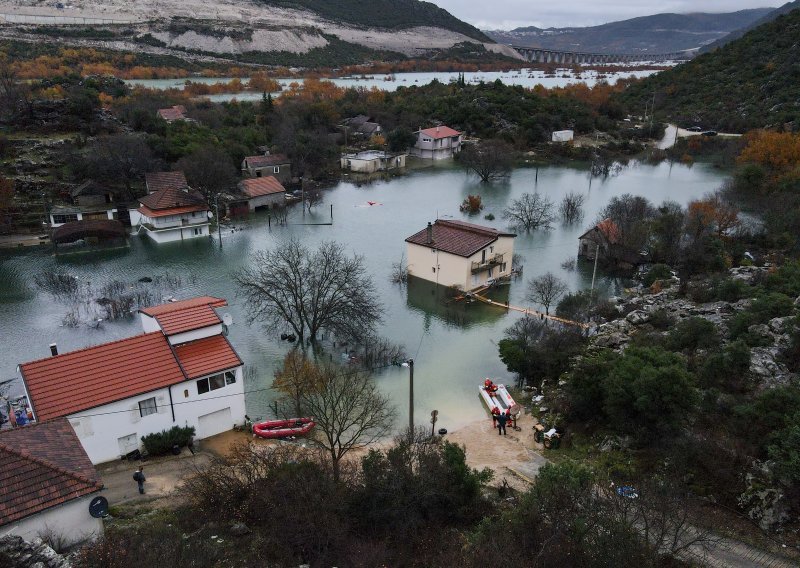 [FOTO] Situacija se ne smiruje! Kod Vrgorca poplavljeno 10 kuća, a brojni stanovnici napustili domove