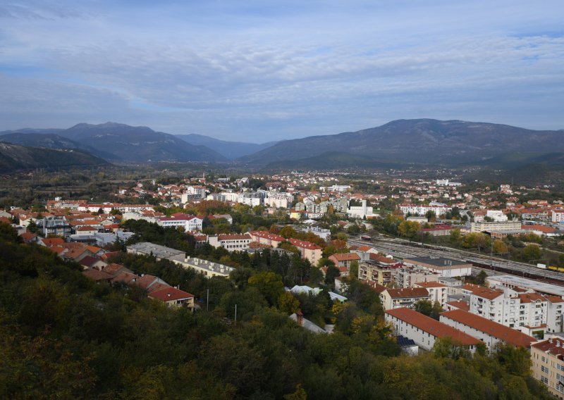 Veterani Domovinskog rata i antifašisti u zajedničkoj akciji obnove spomenika partizanima u Kninu