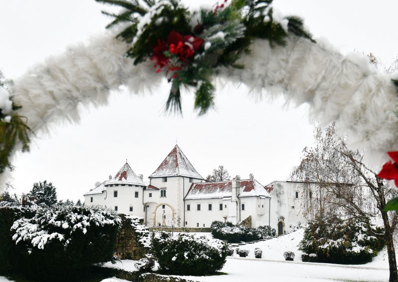 [FOTO] Bajkoviti prizori iz Varaždina, grad osvanuo prekriven snijegom