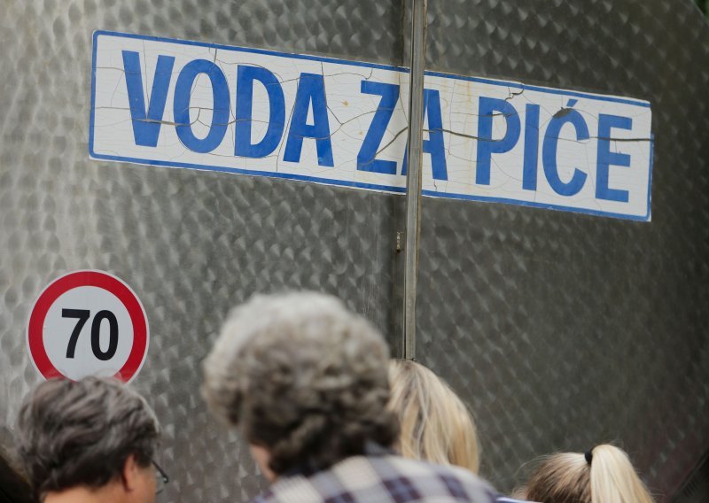 [FOTO] U Americi se pitkom vodom počelo trgovati na burzi. Hoće li žeđ za zaradom zavrnuti pipe siromašnih i trebamo li poput Slovenaca pravo na vodu zaštititi Ustavom?