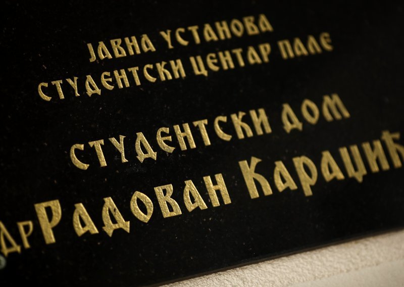 Dodik pokleknuo, uklonjena ploča s imenom Radovana Karadžića sa studentskog doma na Palama