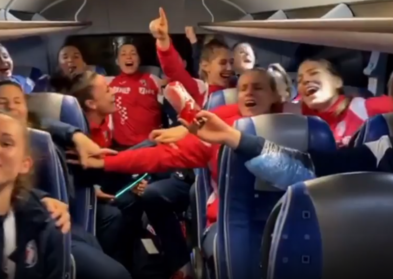 [VIDEO/FOTO] Hrvatske rukometašice slavile u busu uz pjesmu koja budi posebne emocije; a što im je tek poručio Igor Karačić