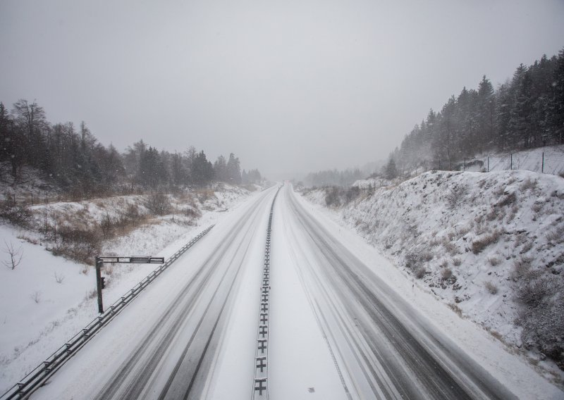 Stanje u prometu: Vozilo u kvaru na autocesti A7, snijeg u Gorskom kotaru...