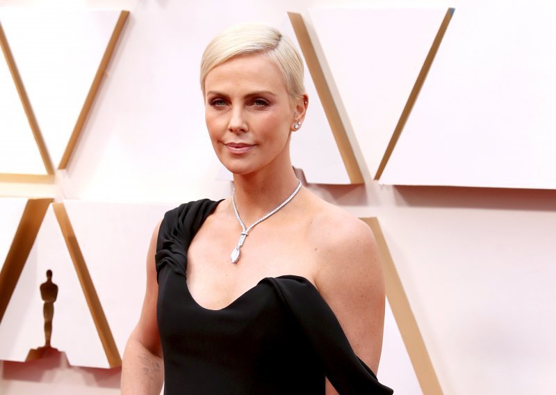 Ovako je Charlize Theron ismijala najmlađu sestru iz klana Kardashian-Jenner