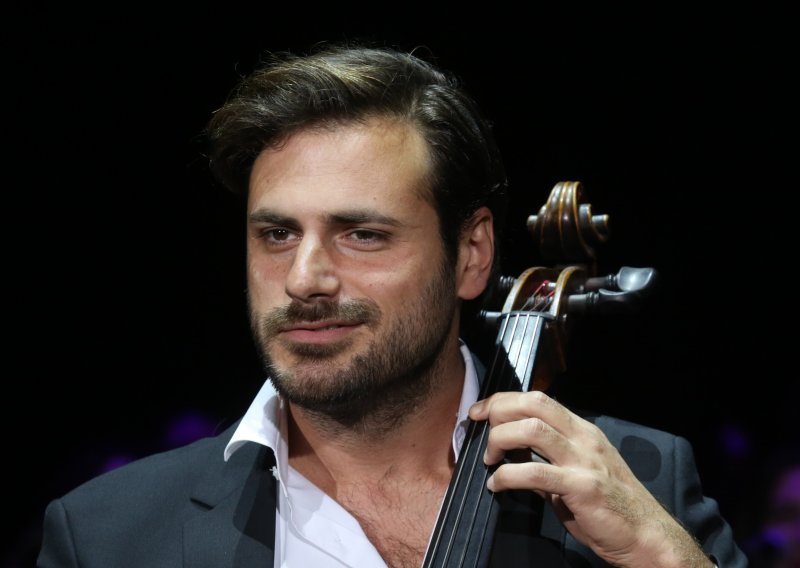 Iako solira već tri godine, Stjepan Hauser ne odriče se društva atraktivnih djevojaka