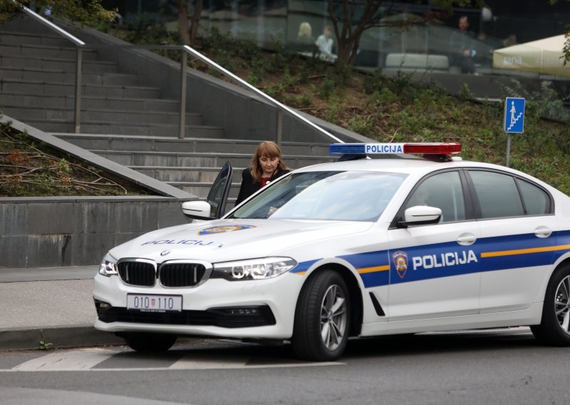 Unatoč zabrani vožnje i oduzetoj vozačkoj dozvoli, mladić u Umagu ulovljen kako vozi bez upaljenih svjetala, pokušao je i pobjeći policiji