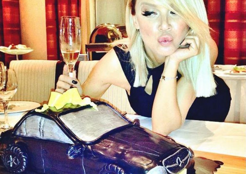 Maja Šuput slavila rođendan uz šampanjac i tortu