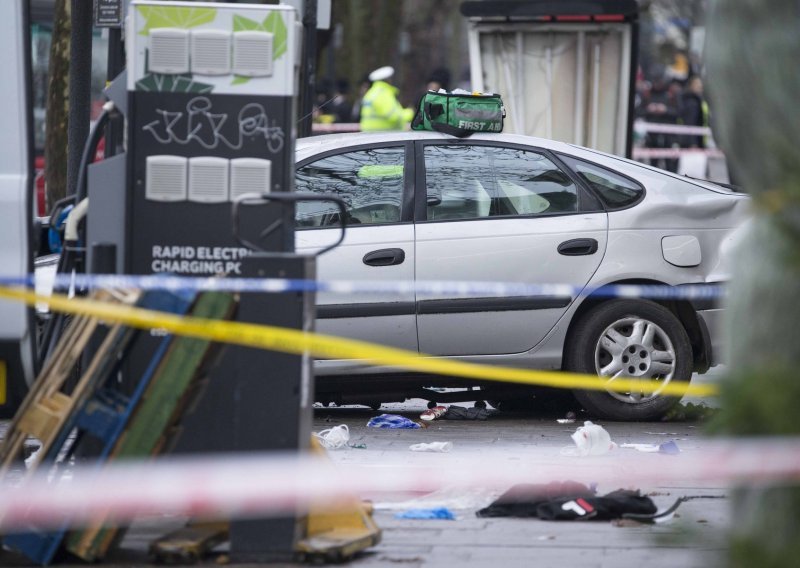 Petero ozlijeđeno nakon što se automobil zaletio u pješake u Londonu