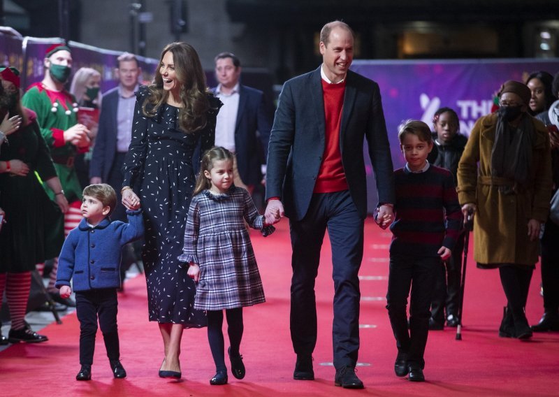 Dotjerani Kate Middleton i princ William pali su u drugi plan: Pažnju su ukrali njihovi maleni nasljednici, a nestašna Charlotte bila je zvijezda večeri