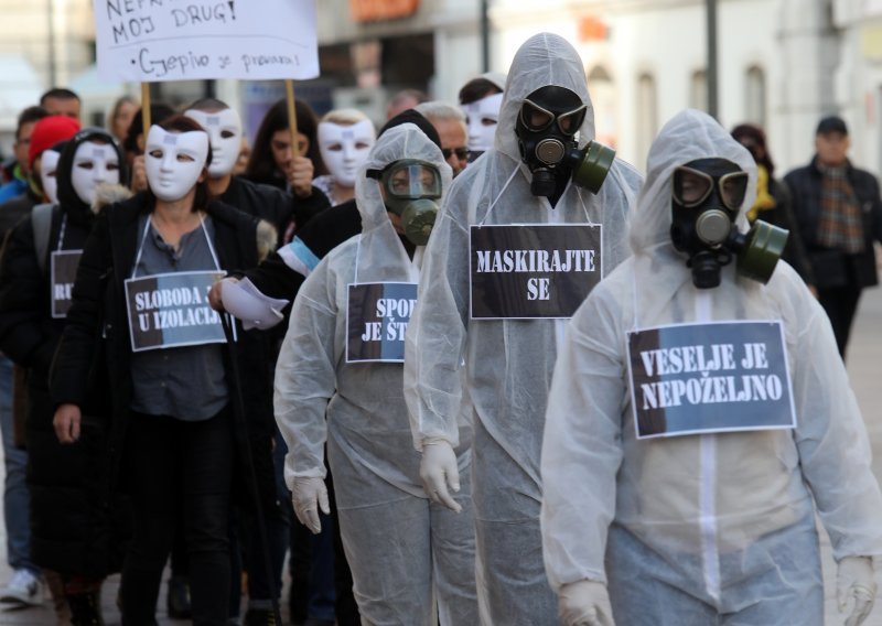 Prosvjednici protiv mjera zbog korone prodefilirali riječkim Korzom s gas maskama i u zaštitnim odijelima