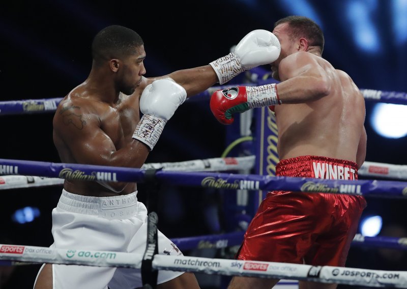 [FOTO] Anthony Joshua u devetoj rundi nokautirao Kubrata Puleva i zadržao pojaseve u svom vlasništvu, a onda i poslao poruku Tysonu Furyju