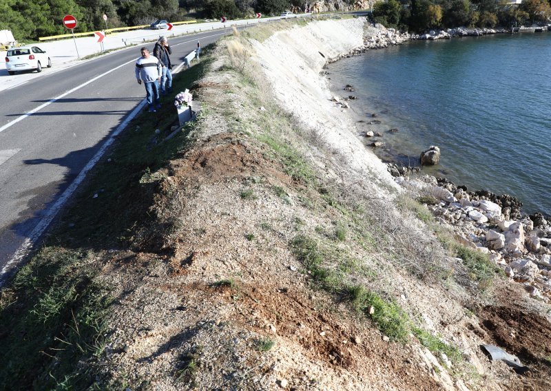 Automobil kod Trogira sletio u more, jedna osoba poginula