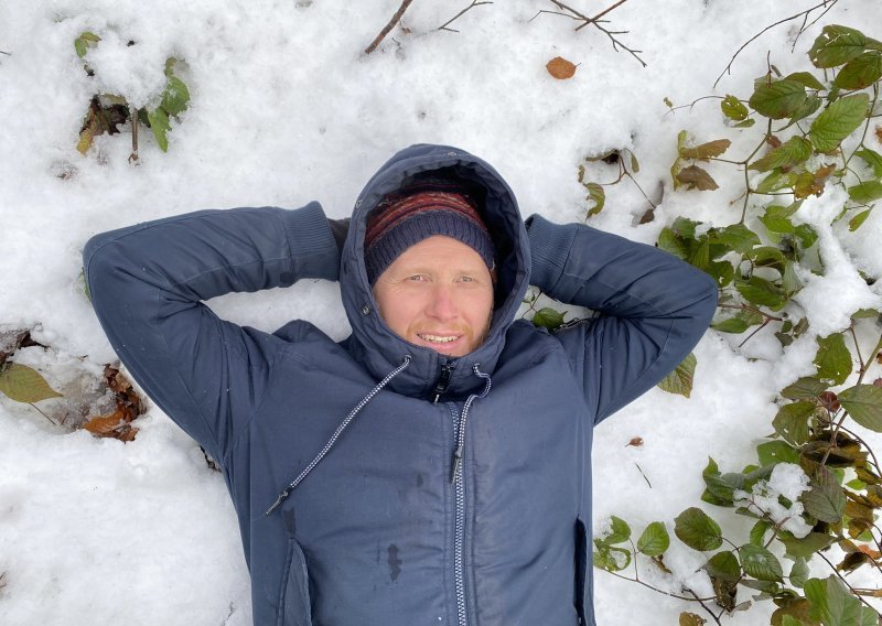Zagrebački zastupnik Petek slikao se kako leži na snijegu, a dok se fotkao, netko mu je ukrao torbu