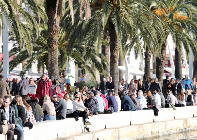 [FOTOPRIČA] Split danas ima 183 novozaražena, ali Splićani za to ne mare: Natiskali se na Rivi i uživaju u sunčanom danu
