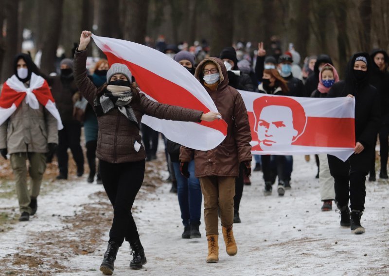 Prosvjedinici na ulicama Minska, traže Lukašenkovu ostavku, policija privela 135 demonstranata