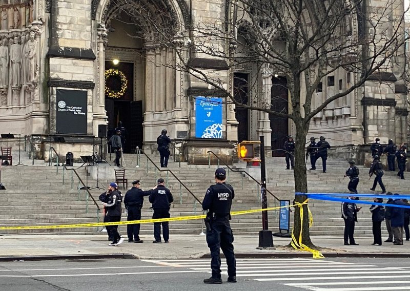 Pucnjava na nastupu zbora ispred katedrale na Manhattanu