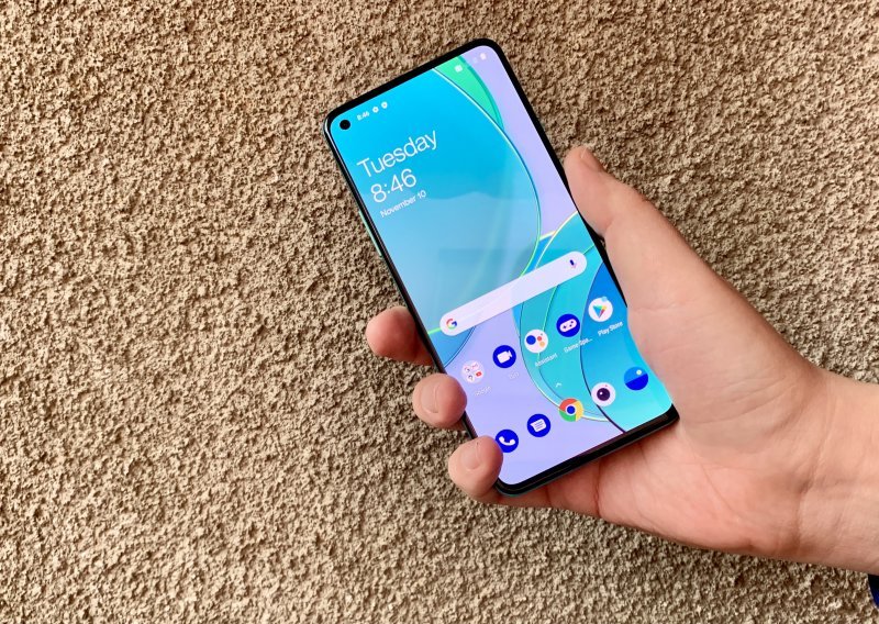 [FOTO] Moćna baterija, brz ekran i nekoliko kompromisa – isprobali smo OnePlus 8T
