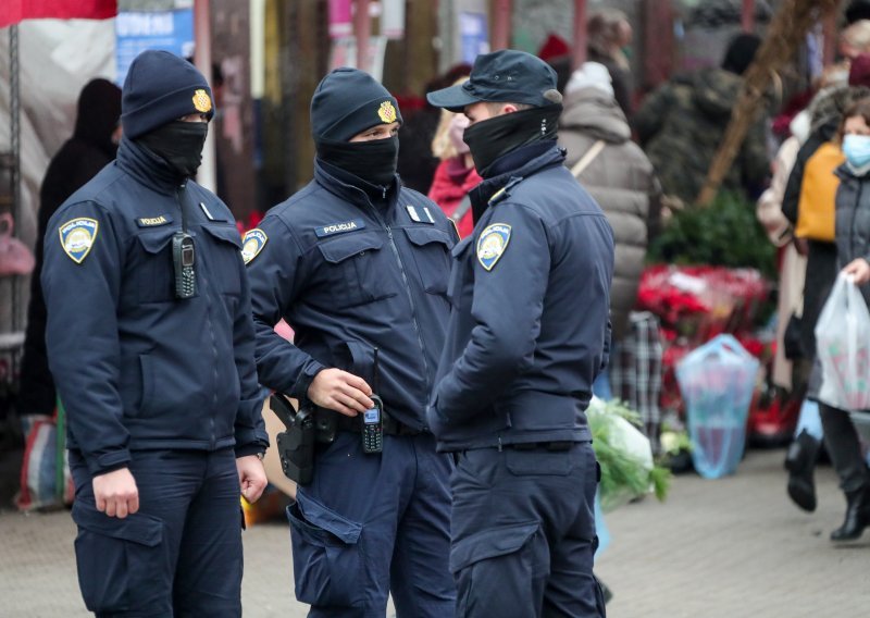 Muškarac unatoč višestrukim upozorenjima ušao u trgovački centar bez maske. Policija ga prijavila