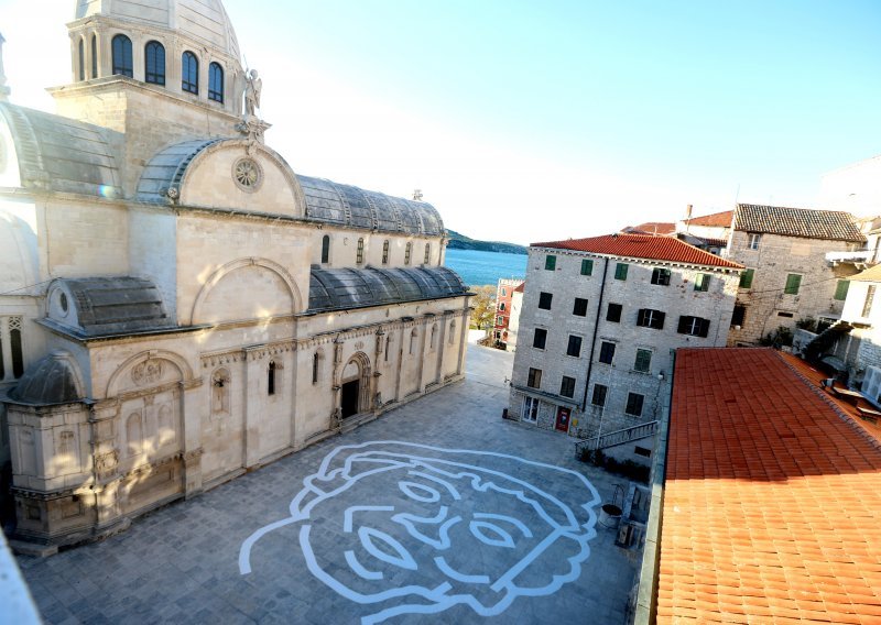 [VIDEO / FOTO] Šime Strikoman novu milenijsku fotografiju posvetio nedavno preminulom šibenskom glumcu