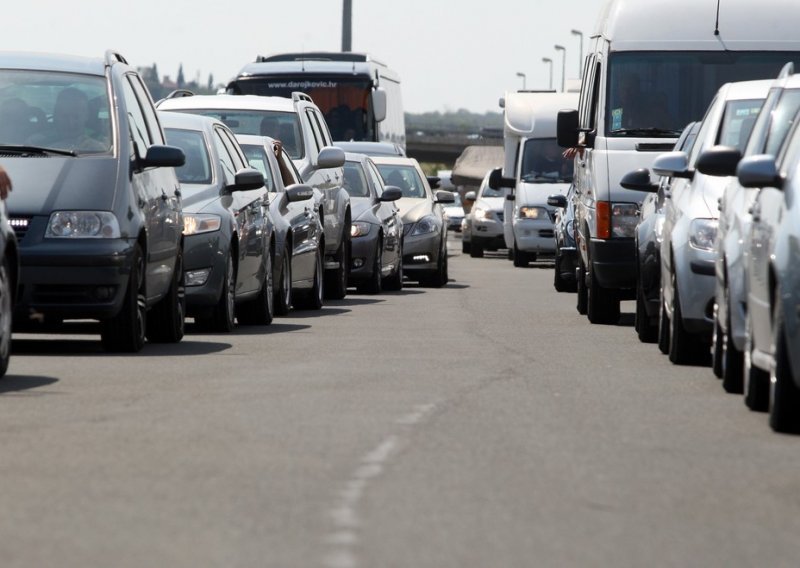 Najveće kolone pred naplatom Lučko i kod Svetog Roka