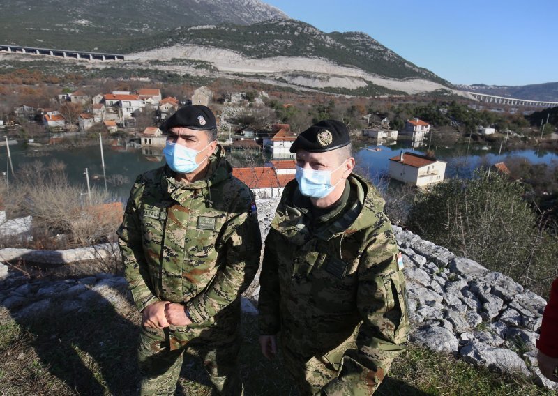 Vojska stigla u Kokoriće; uklanjaju zečji nasip s vrećama pijeska