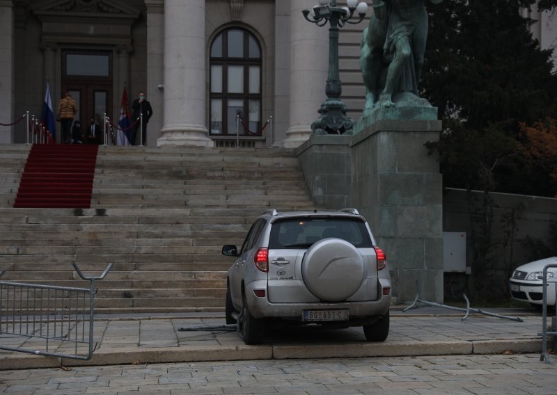 [FOTO/VIDEO] Automobilom probio zaštitnu ogradu oko Narodne skupštine Srbije, sa šipkom u ruci vikao: 'Ministri napolje!'