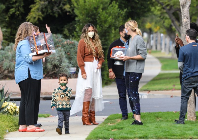 Chrissy Teigen slučajno pokazala pravu Božićnu bajku u svom vrtu