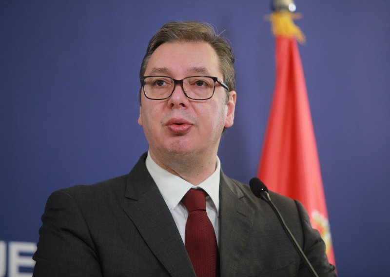 Vučić čestitao Božić Hrvatima u Vojvodini, uputio im i dar