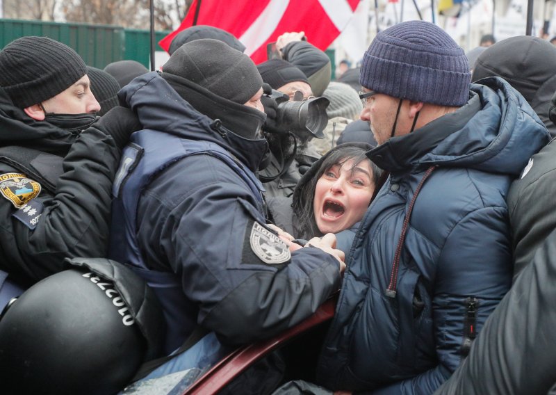[FOTO] Žestoki sukobi na Majdanu: Na prosvjedu protiv epidemioloških mjera u Kijevu letio i suzavac, ozlijeđeno četrdesetak policajaca