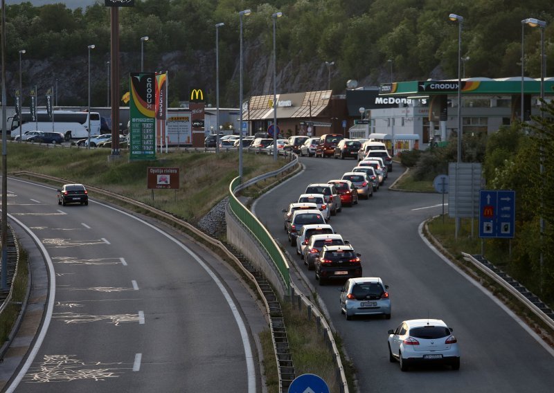 Predmet na autocesti kod odmorišta Vrata Jadrana, kolnici mokri i skliski