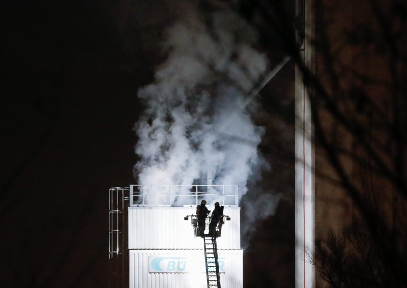 [FOTO/VIDEO] Požar u zagrebačkoj Dubravi: Planula 25 metara visoka sušara u kojoj se nalazilo 100 tona soje