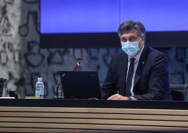 Plenković: Virus sigurno nije najbolji poklon najmilijima. Smanjimo mobilnost, odgodimo sva druženja, i bez rukovanja!