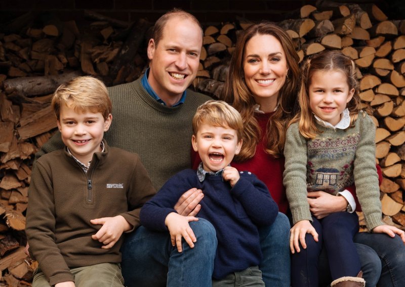 Kate Middleton i princ William objavili fotografiju s božićne čestitke - sve je osvojio vragolasti smiješak princa Louisa