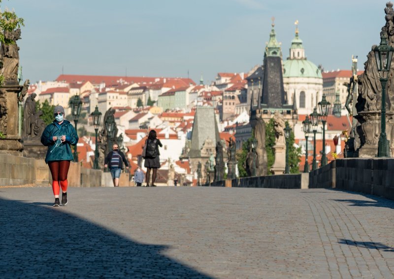 Češka se sprema ponovno uvesti policijski sat nakon što je broj umrlih u zemlji prešao 10.000