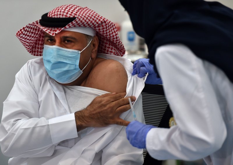 Saudijska Arabija počela cijepljenje protiv koronavirusa dan nakon što je cjepivo stiglo u zemlju