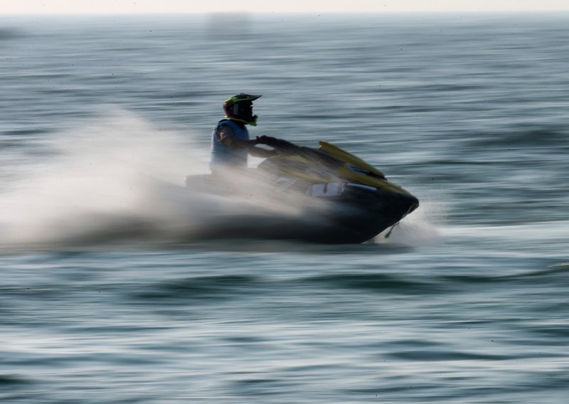 Škot četiri sata po ledenom moru vozio jet ski, potom pješačio 24 kilometara da vidi svoju dragu; policija za to nije imala sluha, strpali ga u zatvor jer nije poštovao mjere