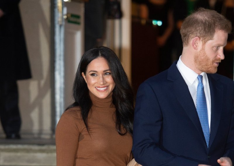 Jedno od rijetkih pojavljivanja u javnosti: Meghan Markle i princ Harry daleko su od elegancije, skupih outfita i medijske pompe