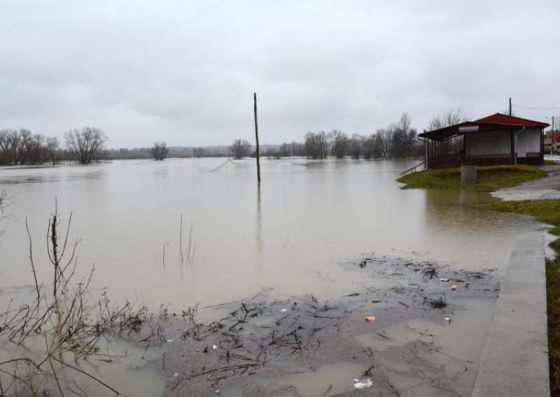 Puknuo nasip u Letovaniću, selu prijeti poplava